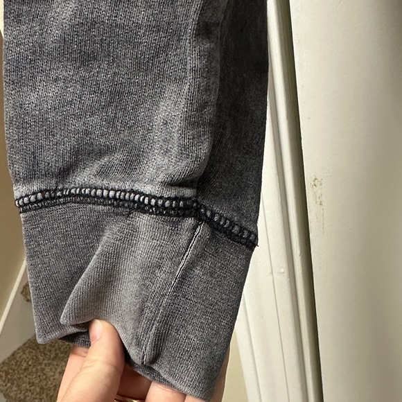 Noah Kahan Stick Season tour sweatshirt 2023 Stone Gray Hoodie sz large | EUC - Picture 6 of 8